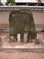 観音寺境内の墓