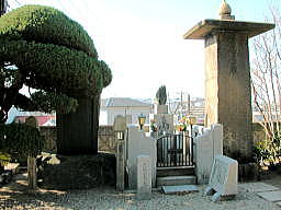 供養墓を真ん中に近松翁墓碣（左）と供養塔（右）