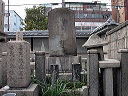 円成院にある芭蕉の墓