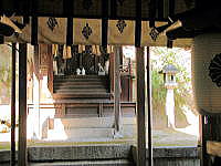 春日神社本殿と灯篭