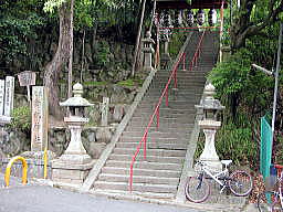 御机神社本殿への階段