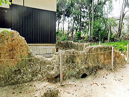 社殿周囲の土塀跡