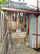 野江水神社に隣接して建つ「白杉大明神」