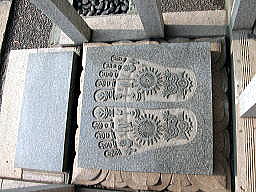 京善寺仏跡石