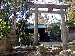 興法寺山門とその前に建つ鳥居