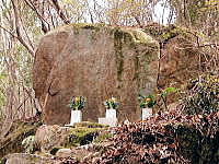 岩に彫られた弥勒仏