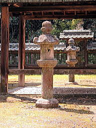積川神社本殿前の正儀奉納の灯籠-2