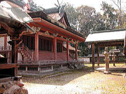 積川神社本殿前の正儀奉納の灯籠-1