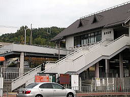JR「高井田駅」の北側に見える高井田横穴公園