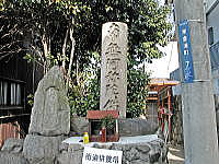 奈良街道沿いに建つ供養塔