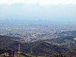 雌岳山頂から大阪方面を望む