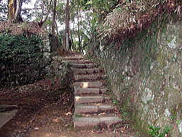 本山寺境内の横の登山道