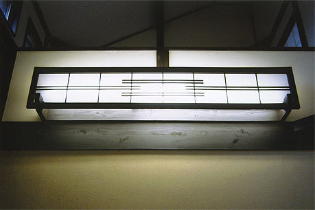 [吹き抜け] 照明カバーは、解体建物の座敷の欄間利用。