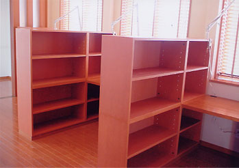 お子様と奥様のスタディコーナー 書棚は移動でき スペースは自在に