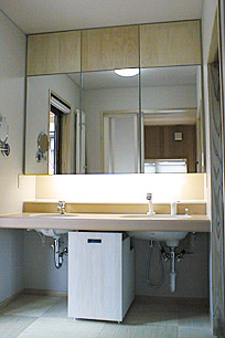 [洗面室] 大きな鏡の裏は、たっぷり収納。
