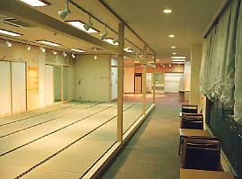[レストコーナー] 2階の和服室の横にはレストコーナーを設け、その大開口からは岩手山と北上川が眺められる。