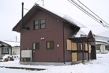 雪の中の山小屋か？ ペレットストーブひとつで 家全体はとても暖か。
