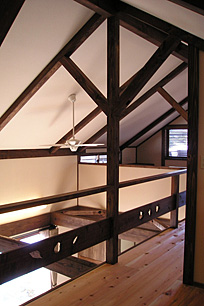 [ベッドルーム] フリースペースからベッドルームを見る。 低く抑えた天井と木造架構が シンプルで落ち着きを感じさせます。