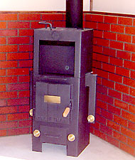 [ペレットストーブ] 暖房はこのペレットストーブだけで充分です。 今は薪を焚いていますが、 手軽に購入できて、煙が出にくい ペレットも利用できるストーブです。
