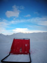 青い空に白い雪、そして真っ赤な除雪用具