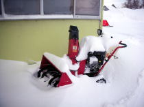 雪に埋もれた除雪機械