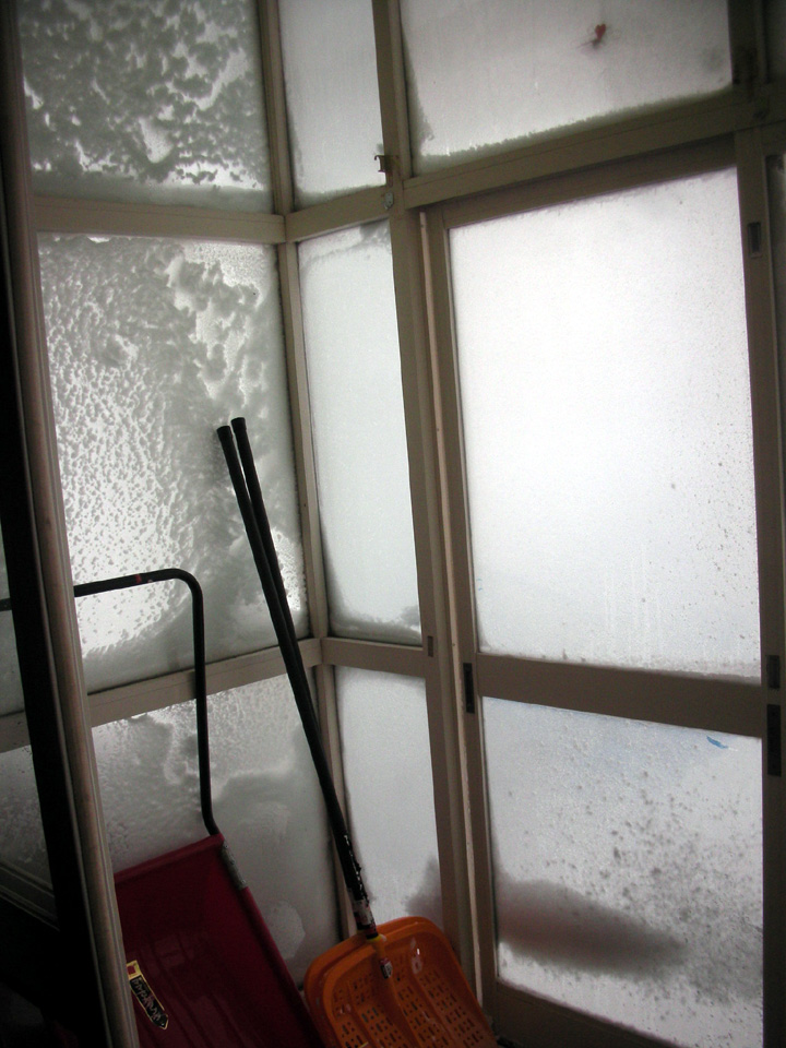 玄関フードの中・・・雪が玄関フードを覆っている