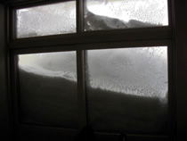 雪に埋もれそうな窓
